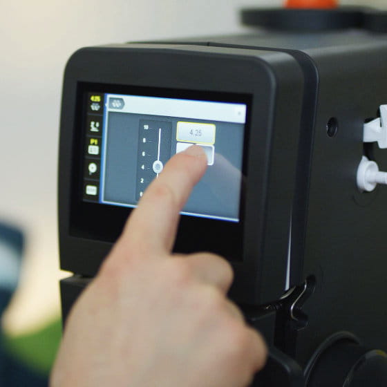 Benefit from the user-friendly interface of Bernina Q16