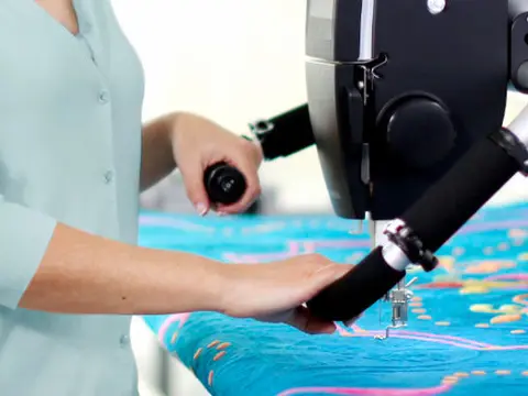 Access an extensive design library with Bernina Q16