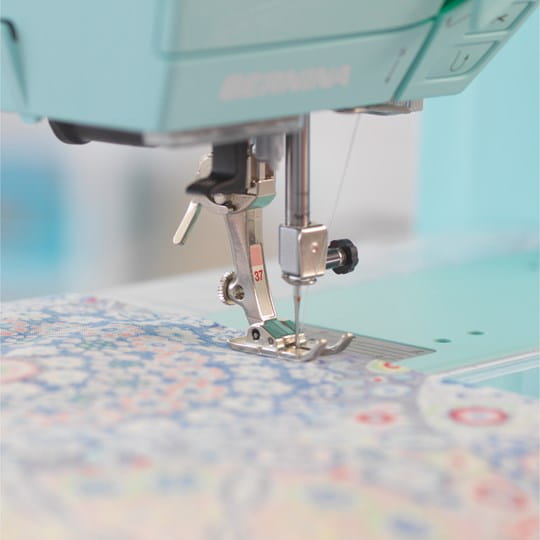 Sew and quilt like a pro with Bernina 475 QE Kaffe Edition