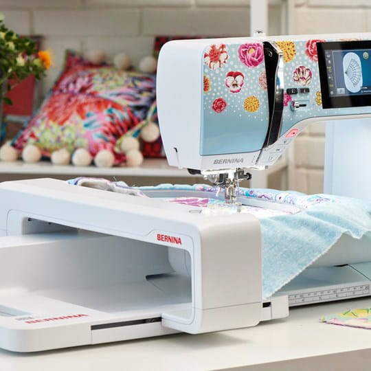Professional sewing techniques brought home by Bernina 570 QE E Kaffe